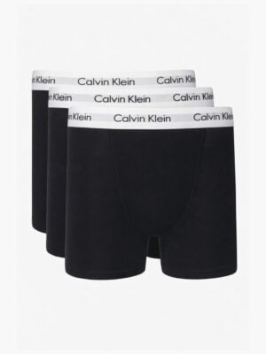מארז שלישיית תחתוני בוקסר צמודים בצבע שחור לגבר מבית קלווין קליין (Calvin Klein) עם גומי מותן לבן ולוגו שחור.