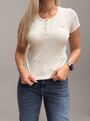 טומי הילפיגר חולצה לבנה עם כפתורים