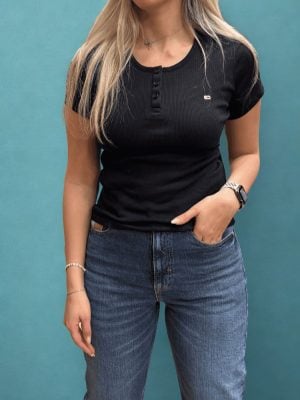 טומי הילפיגר חולצה שחורה עם כפתורים