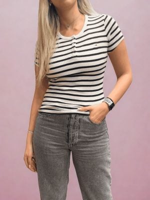 טומי הילפיגר חולצה לבן שחור פסים עם כפתורים