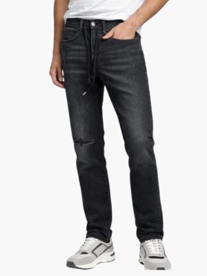 ג'ינס ליוויס 512 לגבר (Slim Taper) בצבע שחור דהוי (Washed) עם קרע בברך ושרוך קשירה במותן למראה גראנג' וסטריט-וור עדכני.