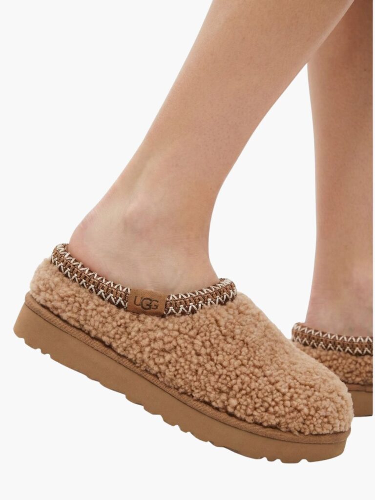 אג כפכפים חורף בצבע חום עם תפרים לבנים לנשים