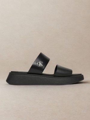 קלווין קליין סנדלים שחורים עם לוגו מתכתי
