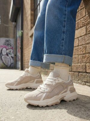 טומי הילפיגר סניקרס לנשים בצבע בז׳ דגם ספורטיבי אופנתי