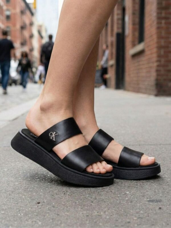 קלווין קליין סנדלים שחורים עם לוגו מתכתי