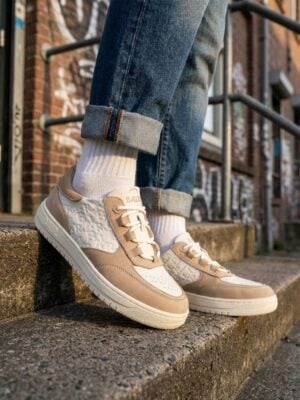 באלר סניקרס ב׳ז לבן לוגו מוטבע