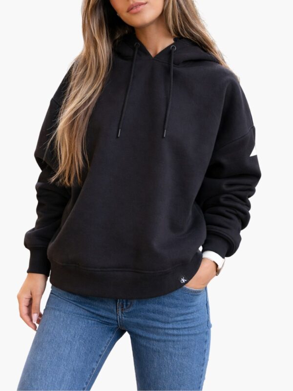 קלווין קליין קפוצ'ון שחור בגזרה משוחררת עם לוגו קטן