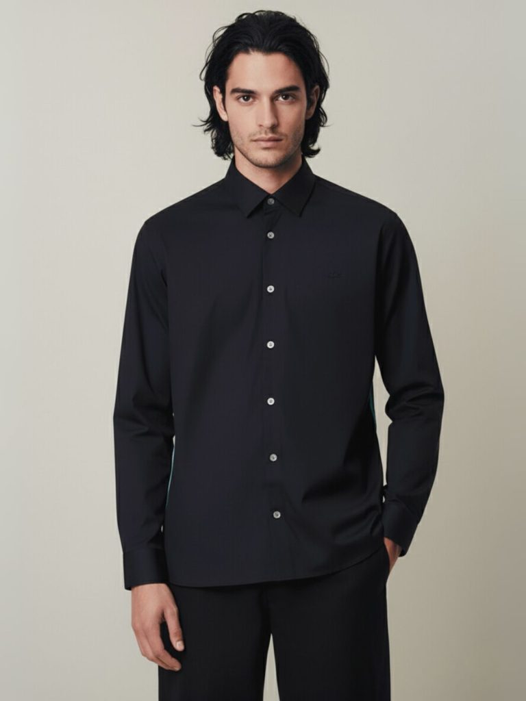 לקוסט חולצה שחורה מכופתרת עם לוגו רקום טון על טון בצד