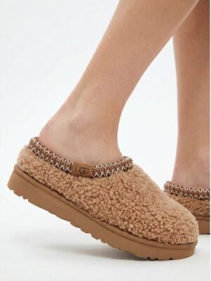 אג כפכפים חורף בצבע חום עם תפרים לבנים לנשים