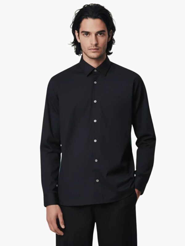 לקוסט חולצה שחורה מכופתרת עם לוגו רקום טון על טון בצד