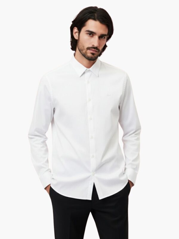 לקוסט חולצה לבנה מכופתרת עם לוגו רקום טון על טון