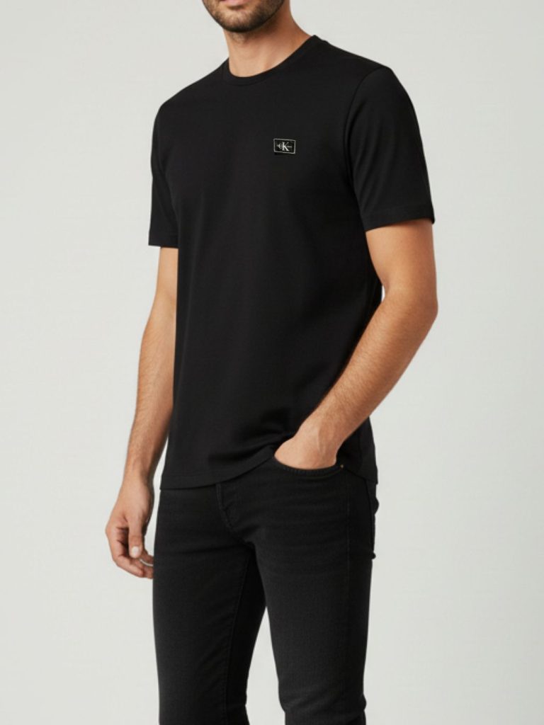 קלווין קליין טי שירט שחורה חלקה עם לוגו קטן בצד החזה