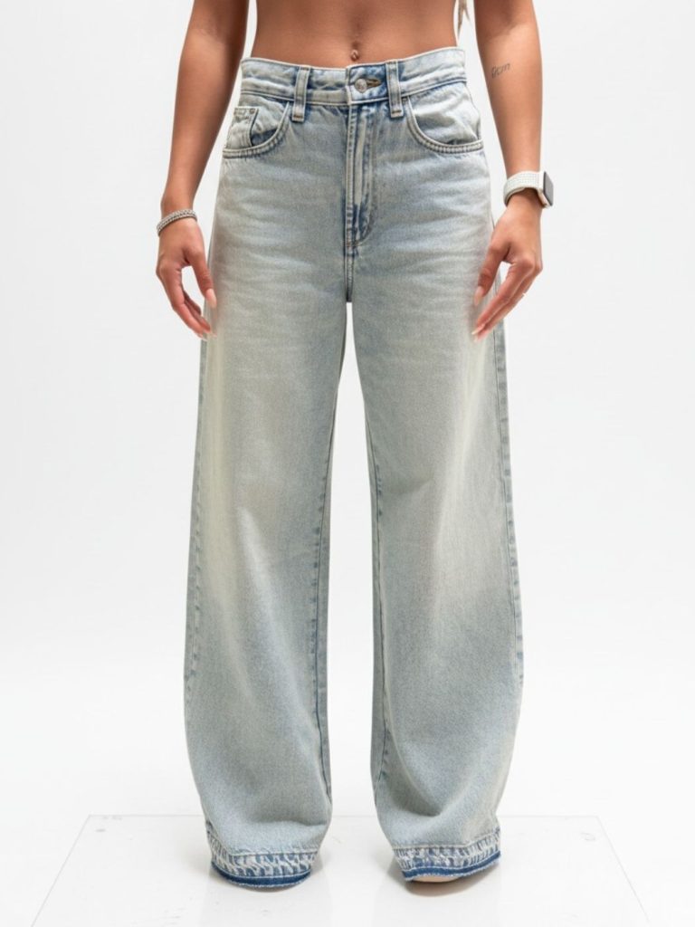 ג'ינס טומי הילפיגר לנשים בגוון תכלת בהיר בגזרה מתרחבת