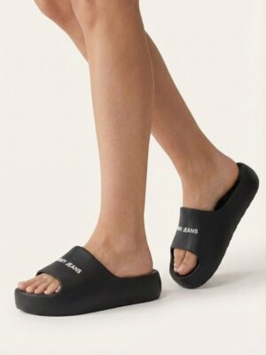 טומי ג'ינס כפכפי פלטפורמה שחורים עם לוגו