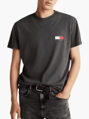 טומי ג׳ינס טי שירט שחורה עם לוגו קטן מקדימה ולוגו מוגדל בגב
