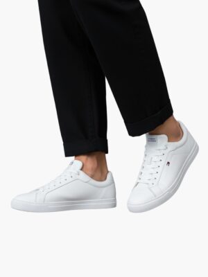 טומי הילפיגר סניקרס לבנות לוגו דגל קטן