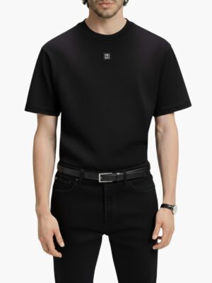 הוגו טישרט שחורה עם לוגו מרובע