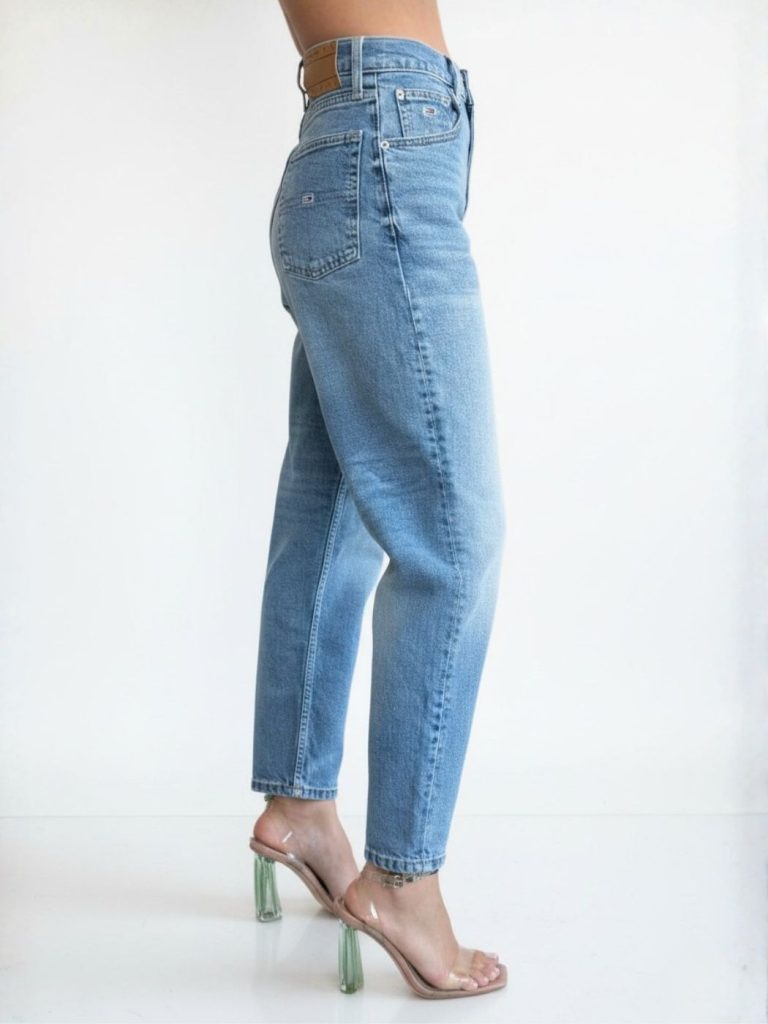 ג’ינס כחול בהיר של טומי הילפיגר לנשים בגזרת גזר (Tapered Fit)