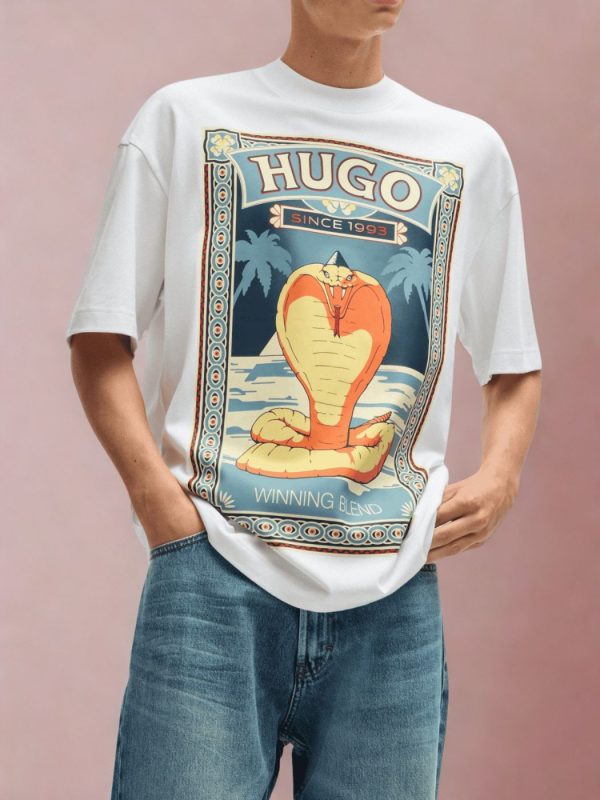 הוגו טי שירט לבנה עם הדפס קוברה צבעוני וכתובת HUGO בחזית