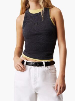 גופייה של קלווין קליין בצבע אפור כהה עם לוגו קטן על החזה