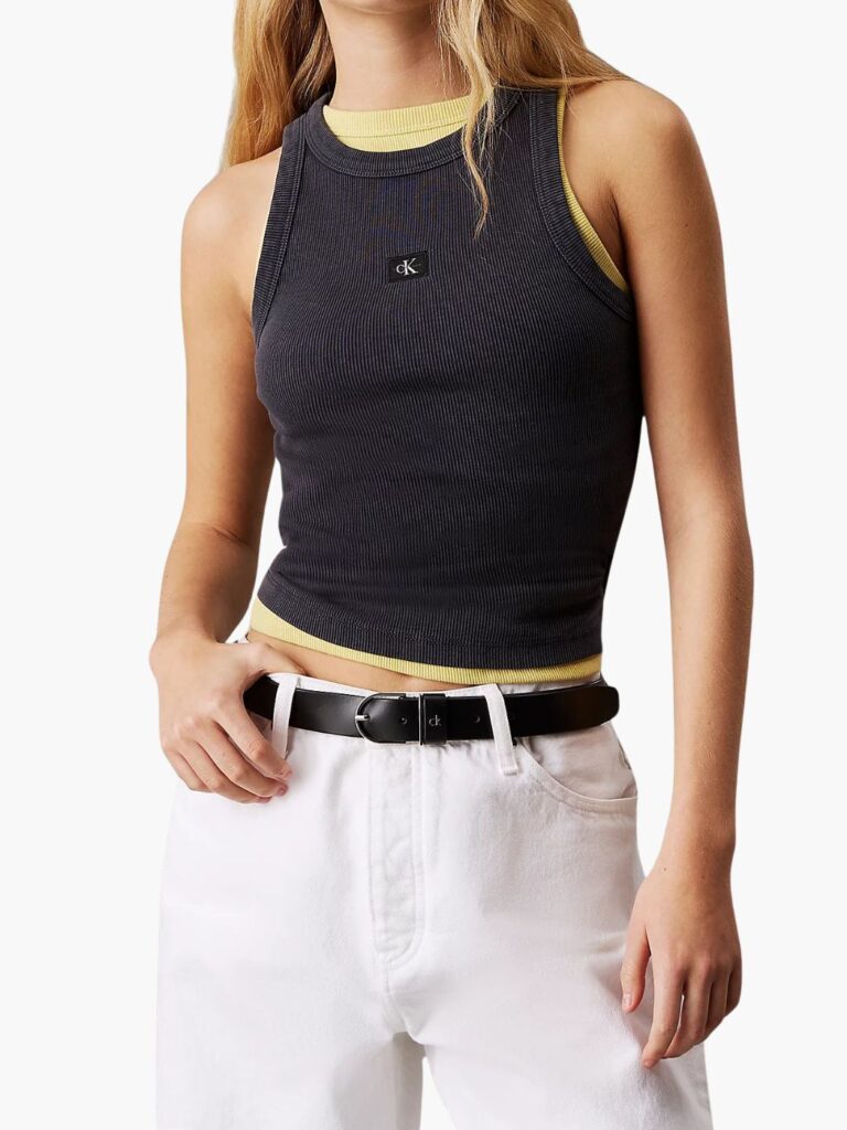 גופייה של קלווין קליין בצבע אפור כהה עם לוגו קטן על החזה