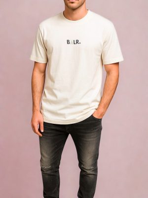 באלר חולצה לבנה עם לוגו והדפסים