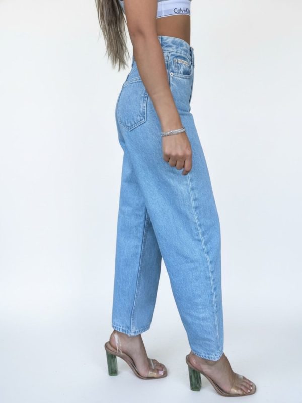 ג’ינס כחול בהיר של קלווין קליין לנשים בגזרה ישרה ורחבה