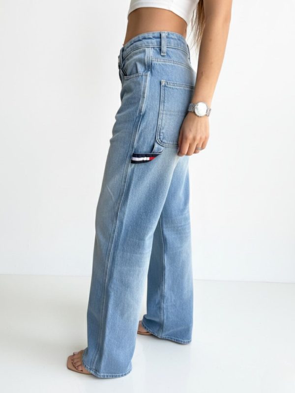 ג’ינס של טומי הילפיגר לנשים בגזרת באגי עם כיסי פאץ'