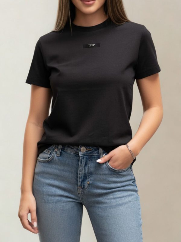 טישרט נשים של דיזל בצבע שחור עם לוגו קטן