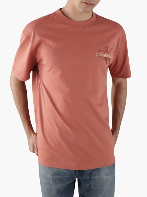 קלווין קליין טי שירט טרקוטה עם לוגו CK רקום בצד החזה