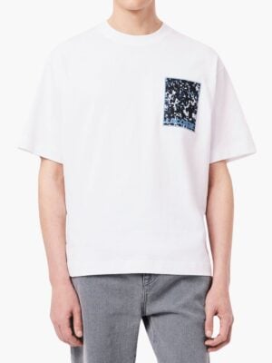 לקוסט טי שירט לבנה לגברים עם הדפס גרפי וכיתוב Lacoste