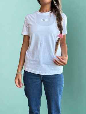 טישרט נשים של דיזל בצבע לבן עם לוגו קטן