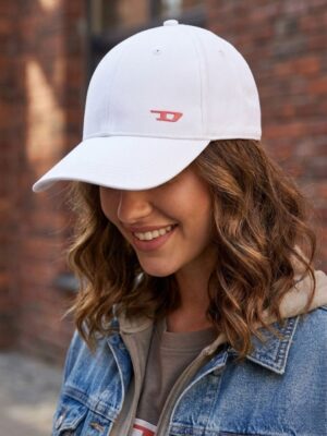 דיזל כובע לבן עם לוגו אדום