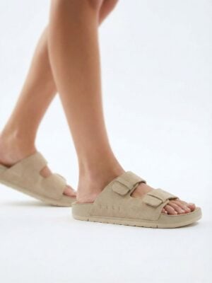 ריף כפכפים עם רצועות כפולות בצבע בז'