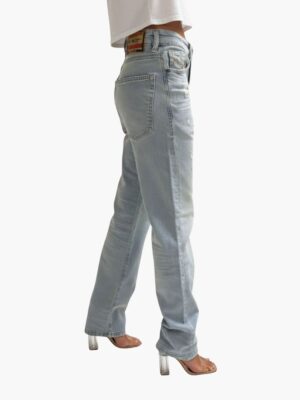 ג’ינס כחול בהיר של דיזל דגם די-ארק CLBF בגזרה ישרה