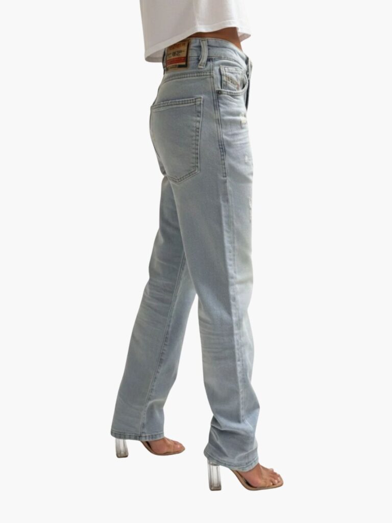 ג’ינס כחול בהיר של דיזל דגם די-ארק CLBF בגזרה ישרה