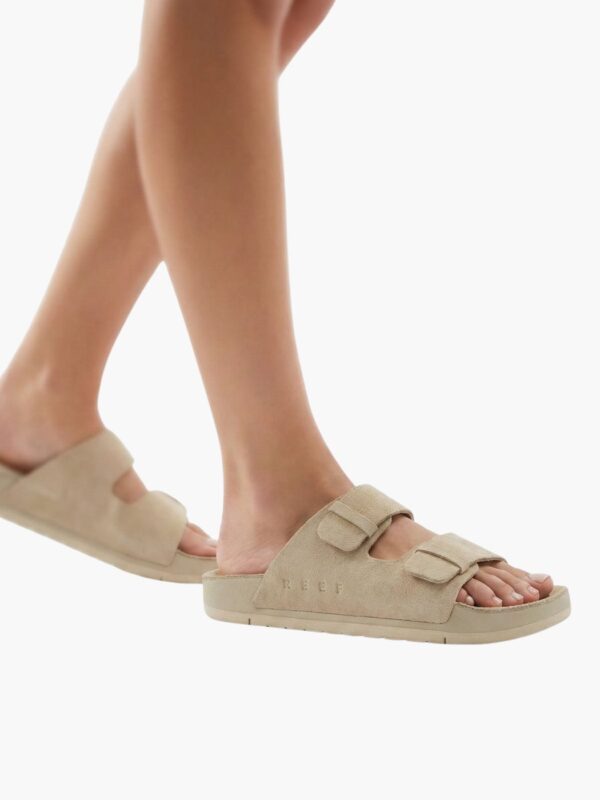 ריף כפכפים עם רצועות כפולות בצבע בז'