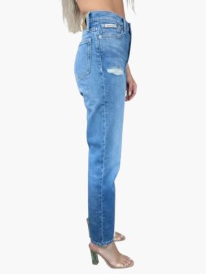 ג’ינס כחול של קלווין קליין לנשים בגזרה ישרה עם קרע קל