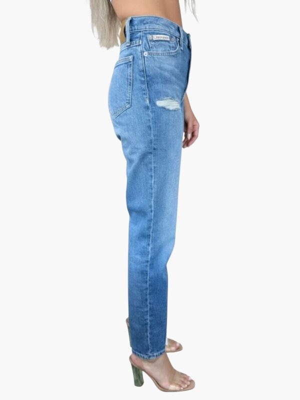 ג’ינס כחול של קלווין קליין לנשים בגזרה ישרה עם קרע קל