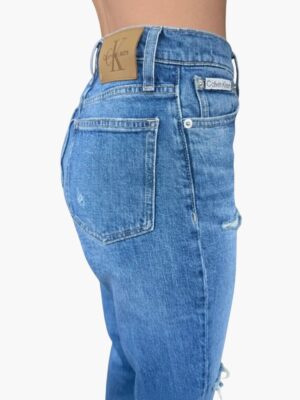 ג’ינס כחול של קלווין קליין בגזרה ישרה עם קרע קל