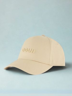 הוגו כובע לוגו רקום - שמנת