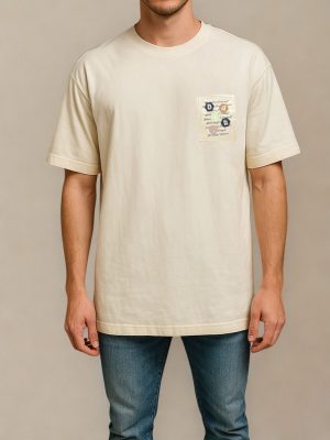 טי שירט שמנת של באלר עם פאצ'ים צבעוניים בגב