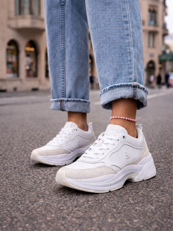 טומי הילפיגר סניקרס בעיצוב נקי עם שילוב עור וזמש וסוליה גבוהה