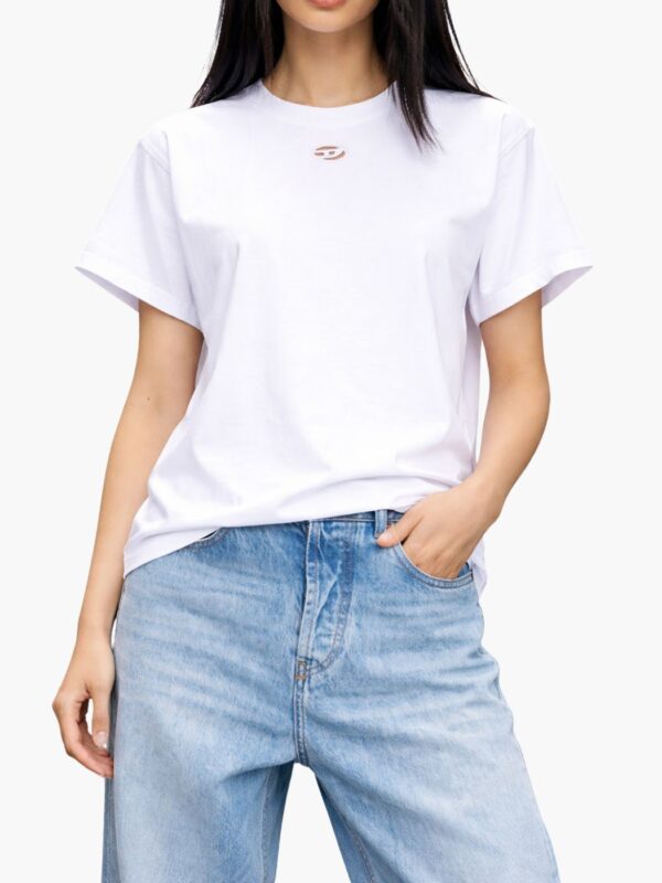 חולצת טי של דיזל בצבע לבן עם לוגו פתוח במרכז החזה