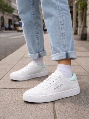 קלווין קליין סניקרס לבן עם עקב ירוק ולוגו מובלט