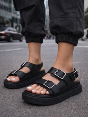 קלווין קליין סנדלים שחורים לנשים עם אבזמים