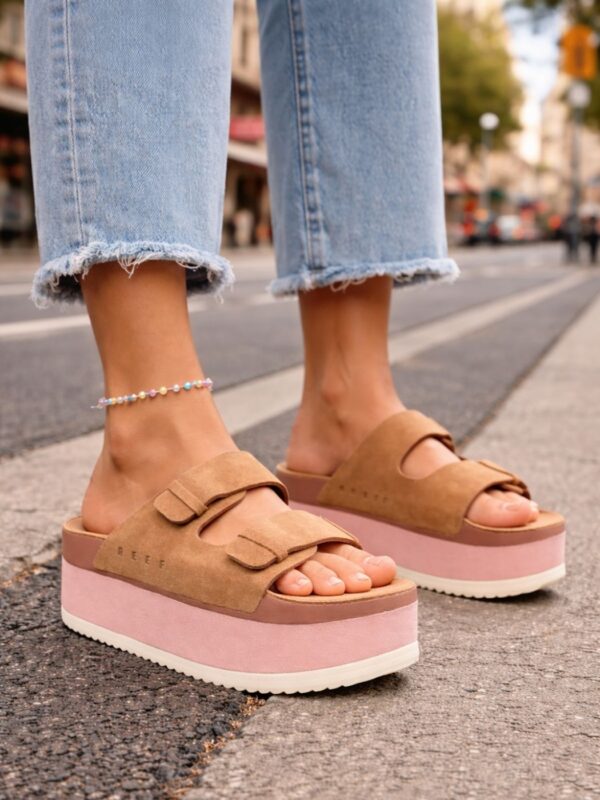 כפכפי ריף בגוון חום על סוליית פלטפורמה גבוהה