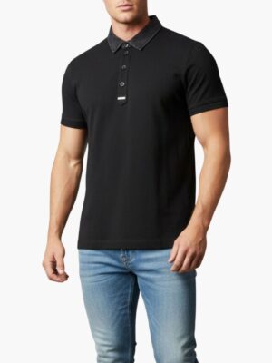 חולצת פולו שחורה של דיזל עם תג לוגו מתכתי