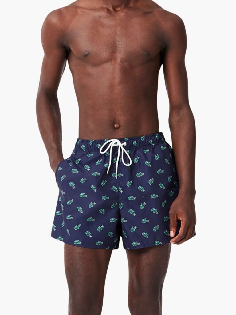 בגד ים קצר של לקוסט לגברים בגוון כחול כהה עם הדפס תנינים ירוקים