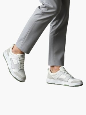 סניקרס בגווני לבן ואפור של באלר